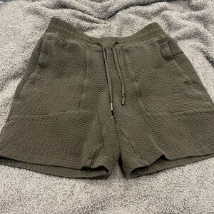 Lululemon Mens Small waffle knit shorts
Olive